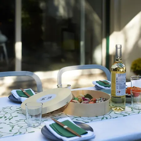 Private Pool, Garden&EV Parking in Alvalade - Lisbon *